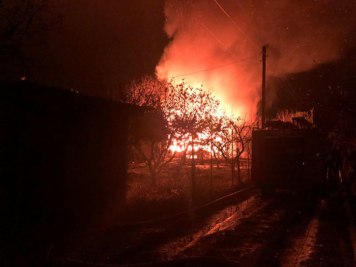 В садовом обществе в Краматорске ночью сгорел дом