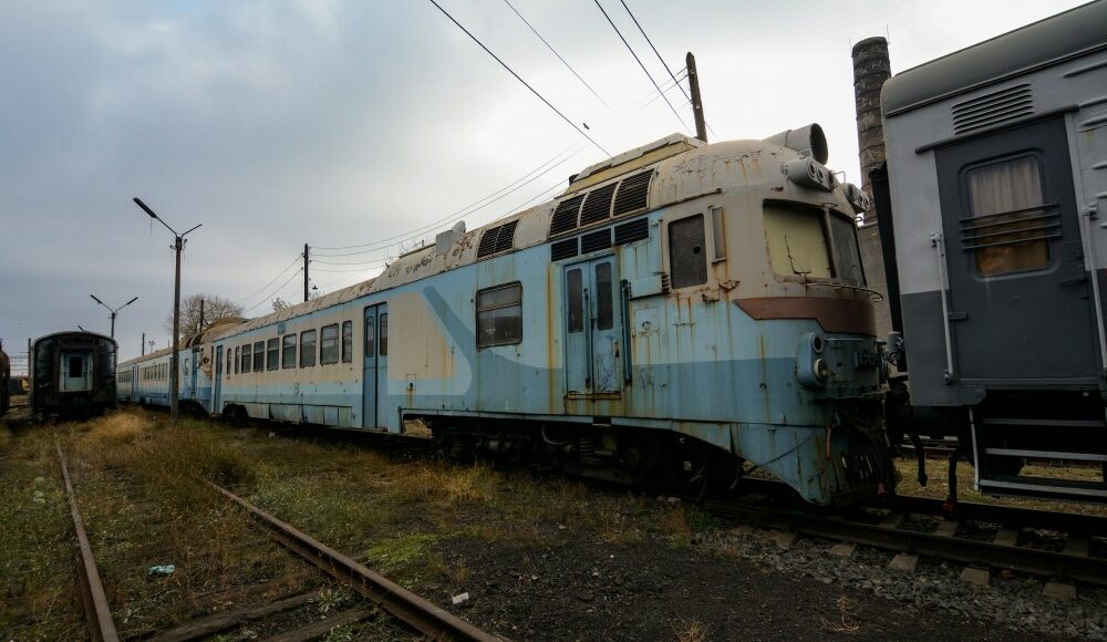 В окупованому Іловайську показали депо з зіржавілими поїздами