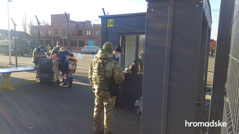 В Луганской области больше всего людей на КПВВ «Станица Луганская». 