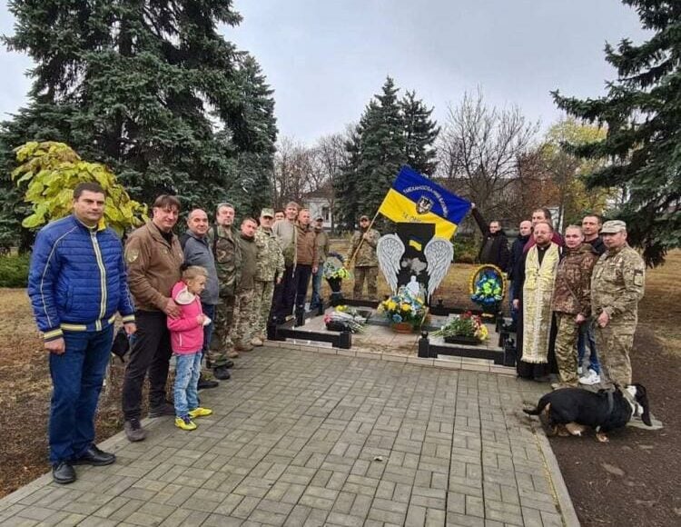 В Марьинке открыли памятник погибшим в боях военным: фото