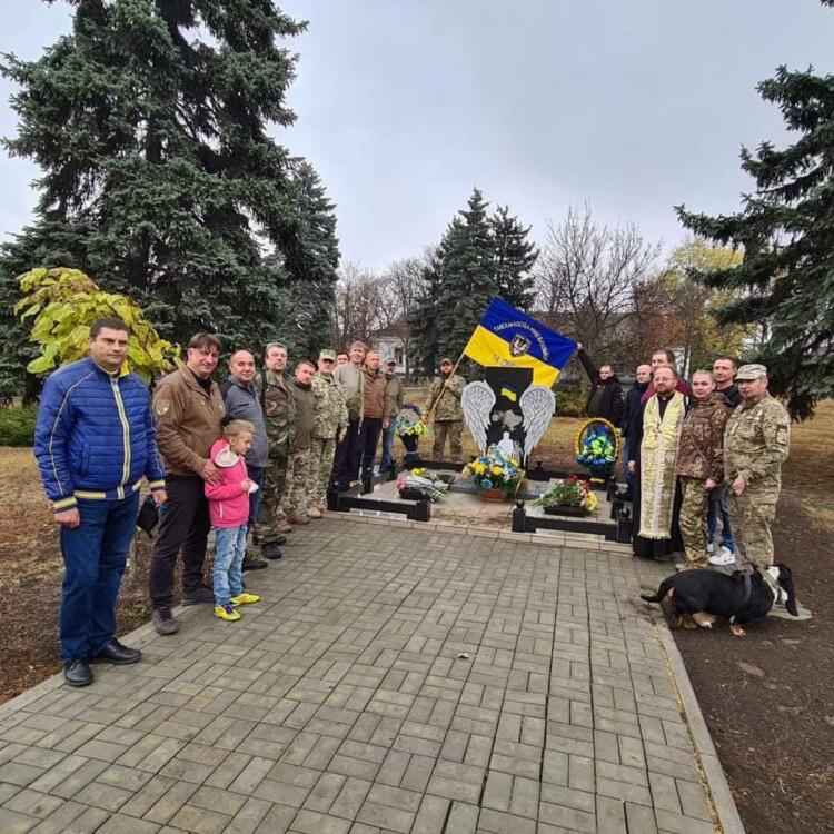 В Марьинке открыли памятник погибшим в боях военным: фото