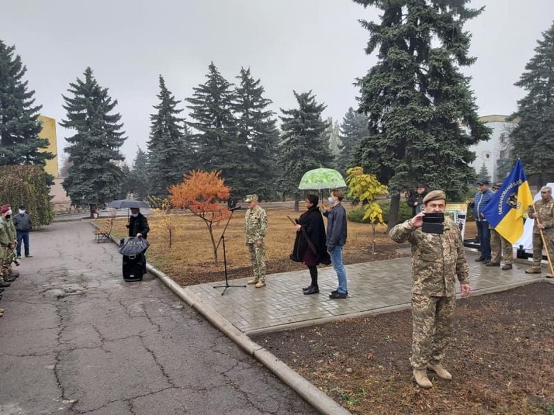 В Марьинке открыли памятник погибшим в боях военным