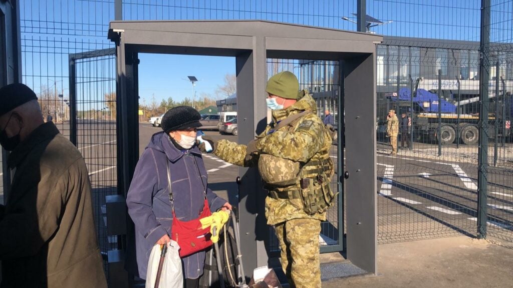 На КПВВ Луганщины обеспечат автобусы для подвоза людей, которых не пропустили оккупанты