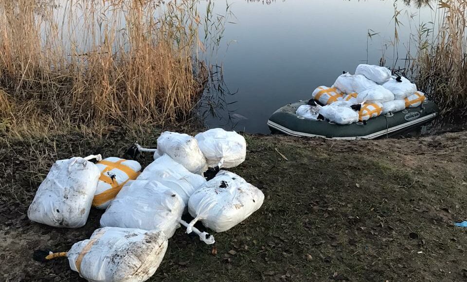 На кордоні РФ на Луганщині затримали нелегальний вантаж з духами, свининою та елітними сирами: відео