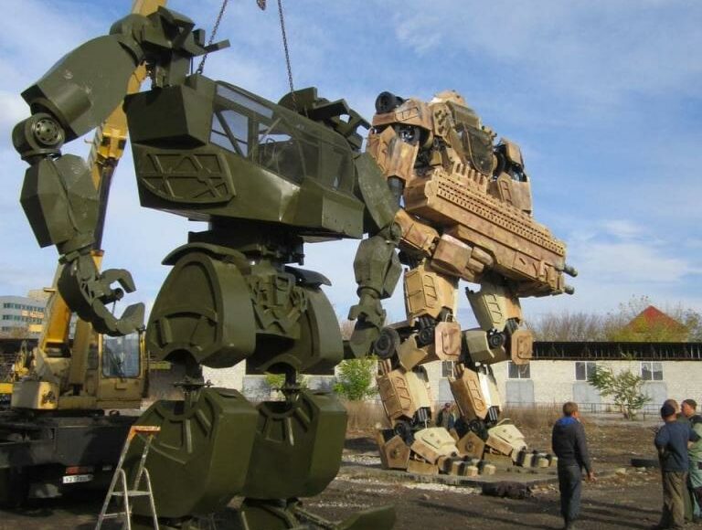 Жителі Донецька встановлюють величезних роботів в місті (фото)