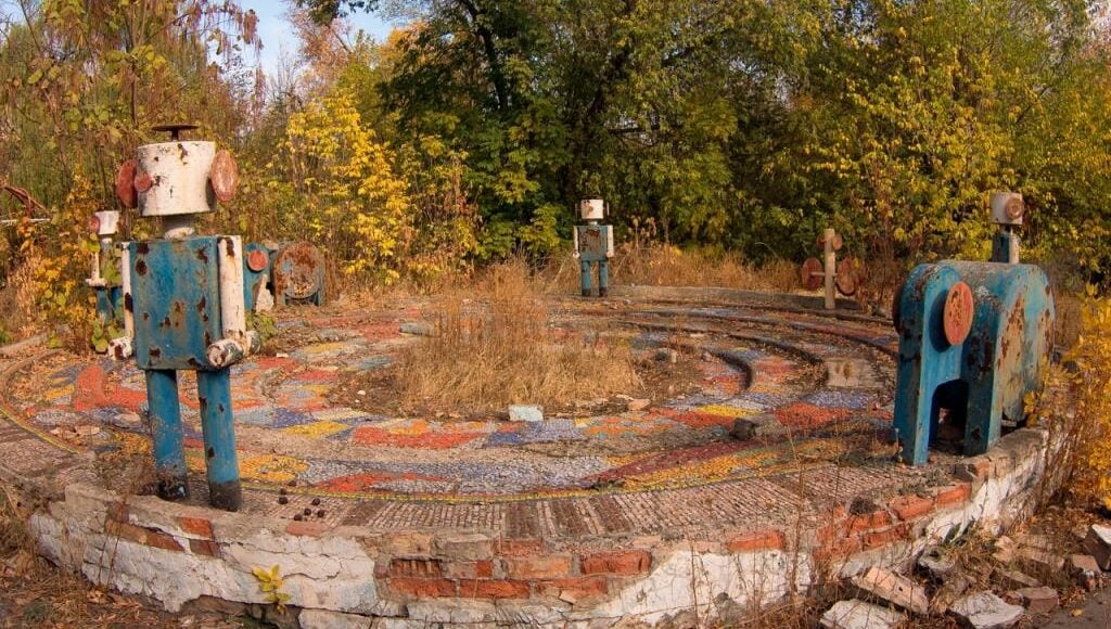 В сети появились фотографии заброшенного парка в Донецке