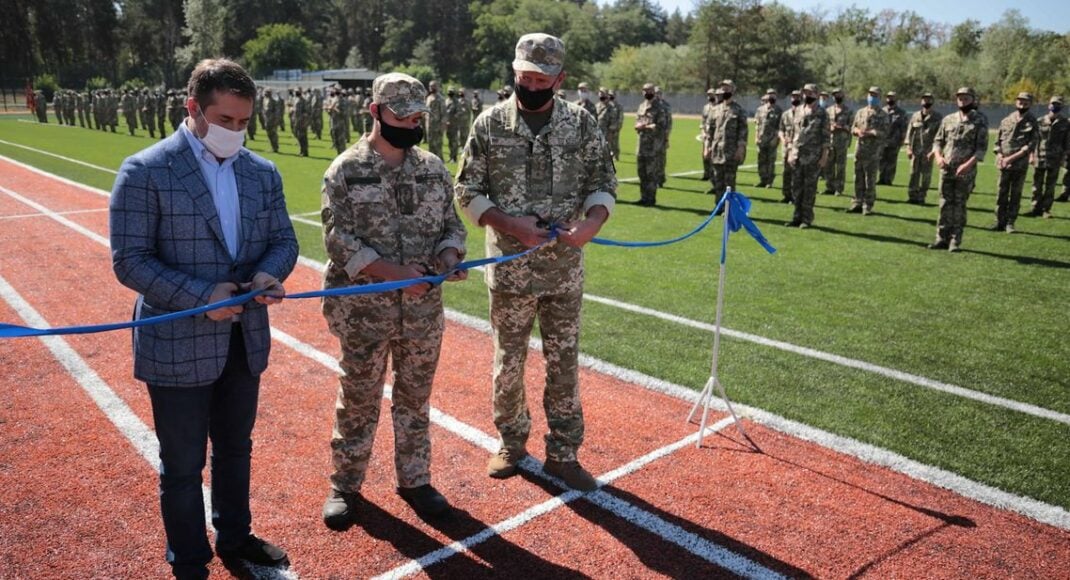 Теплі школи та нові стадіони. Яким було "Велике будівництво" на Луганщині