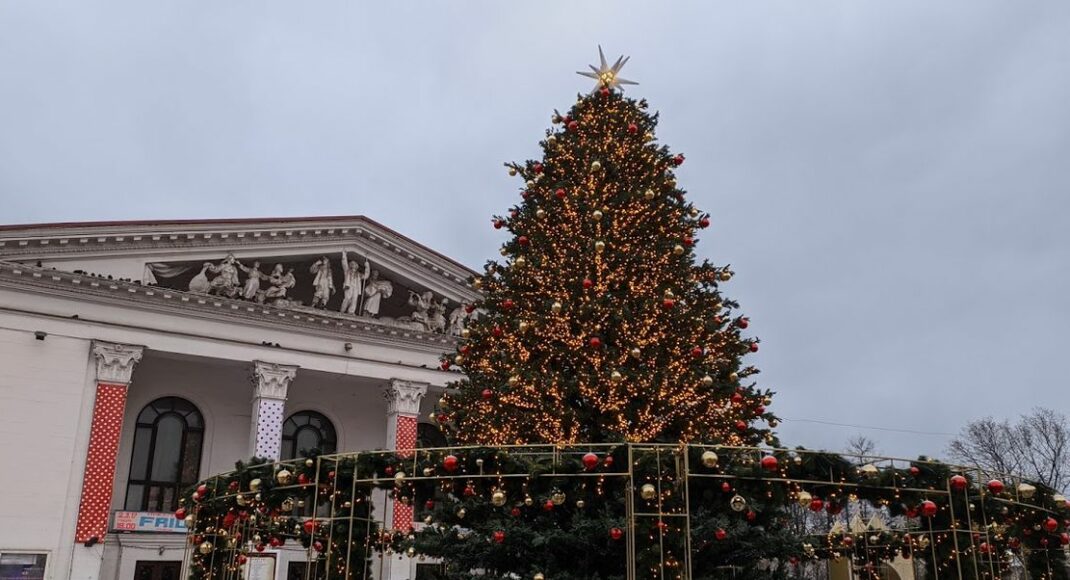 Свято починається: що варто подивитися на головній новорічній локації Маріуполя