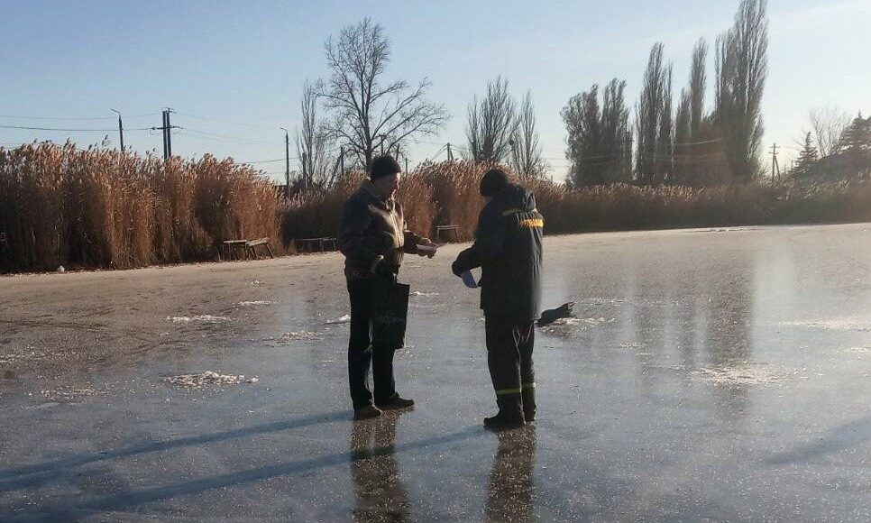 Рятувальники у Слов'янську поговорили з любителями зимової риболовлі: фото