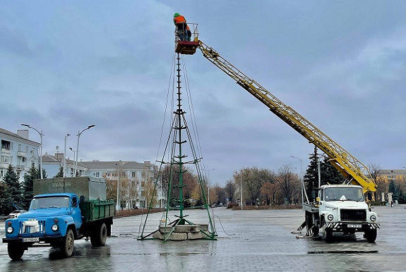 В Краматорске устанавливают городскую новогоднюю елку и обновляют иллюминацию: фото