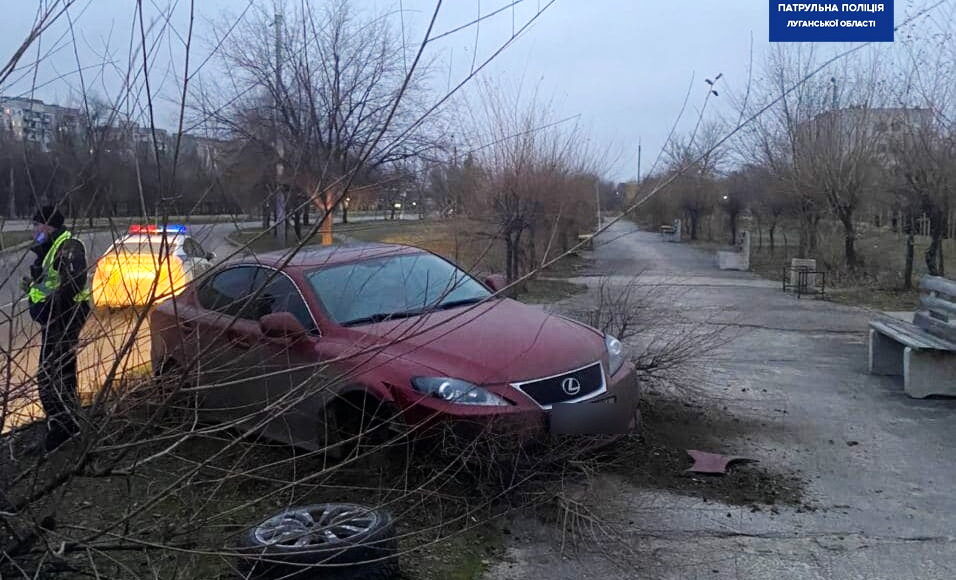 В Северодонецке Lexus вылетел с проезжей части на проспект к лавочкам: фото