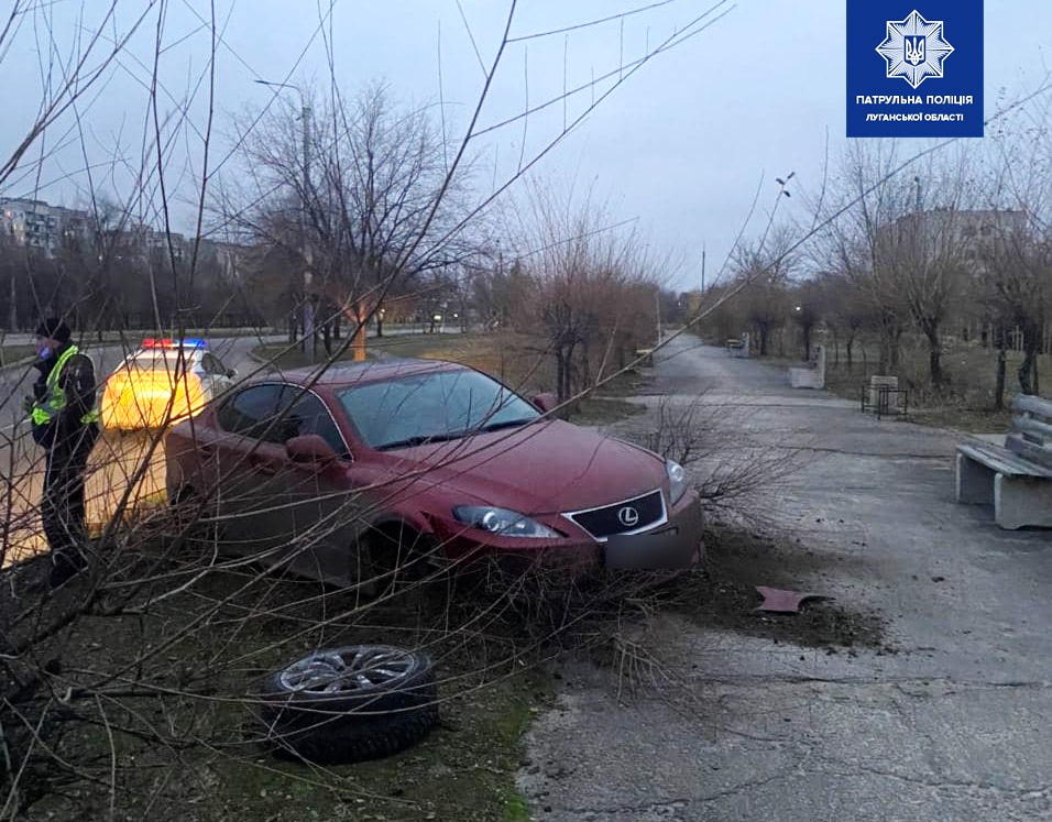 У Сєвєродонецьку Lexus вилетів з проїжджої частини на проспект до лавочок