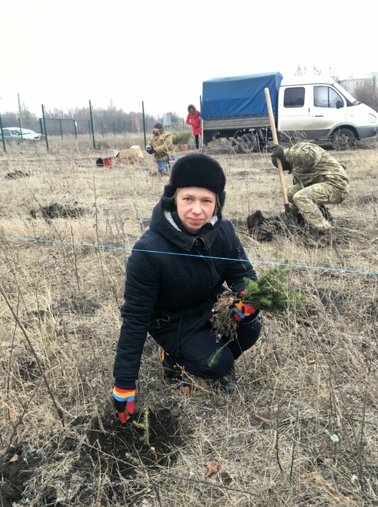 Возле Попасной на Луганщине высадили 500 саженцев смерек из Тернополя: фото