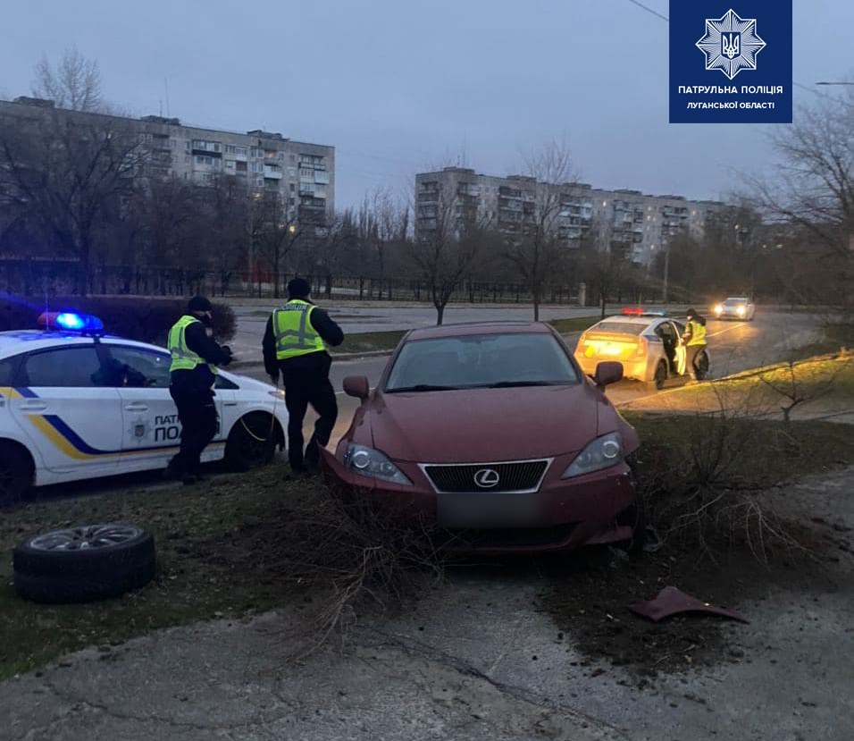 У Сєвєродонецьку Lexus вилетів з проїжджої частини на проспект до лавочок