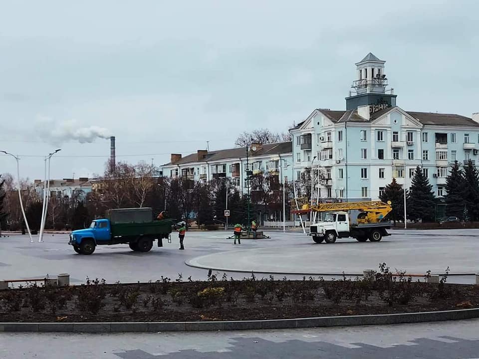 В Краматорске устанавливают городскую новогоднюю елку и обновляют иллюминацию