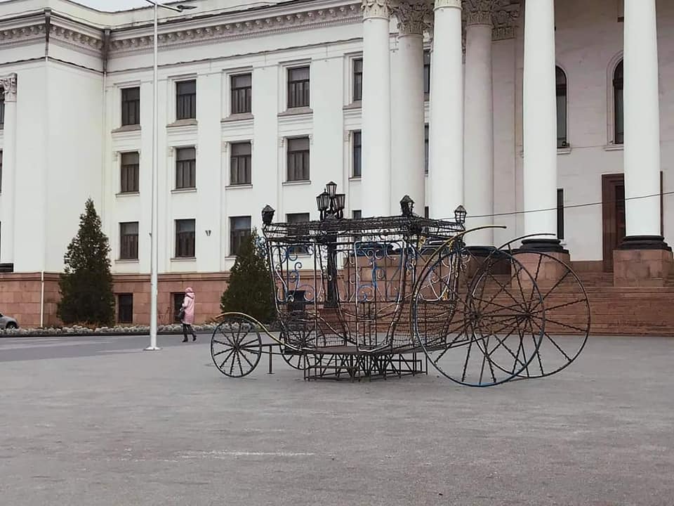 В Краматорске устанавливают городскую новогоднюю елку и обновляют иллюминацию. Фото: ВВ