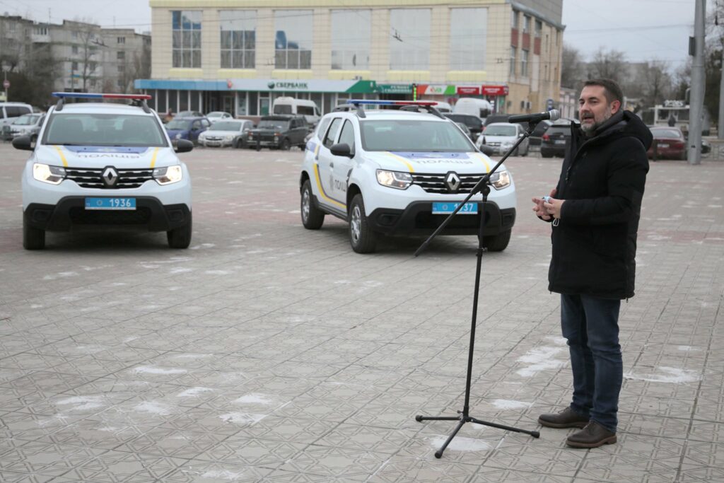 Офицеры полиции четырех ОТГ на Луганщине получили ключи от новых внедорожников