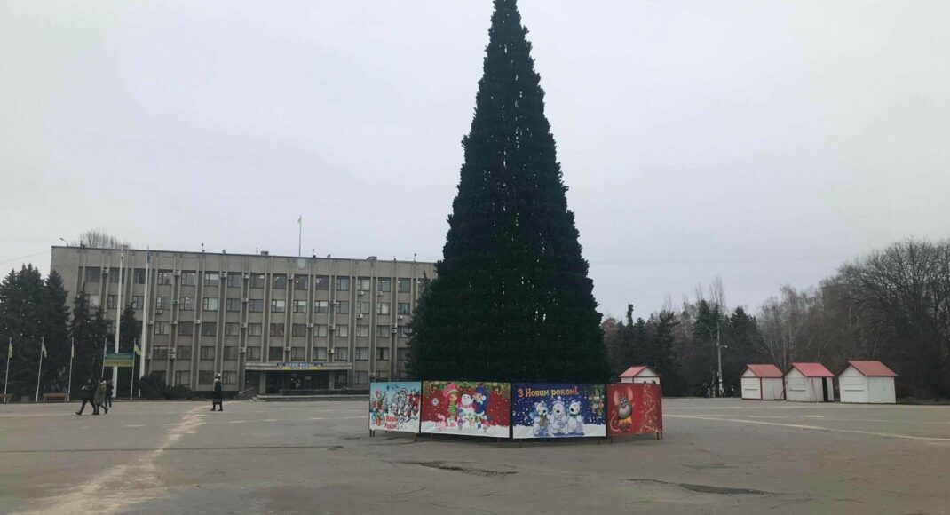 У Слов'янську встановили міську ялинку (фото)