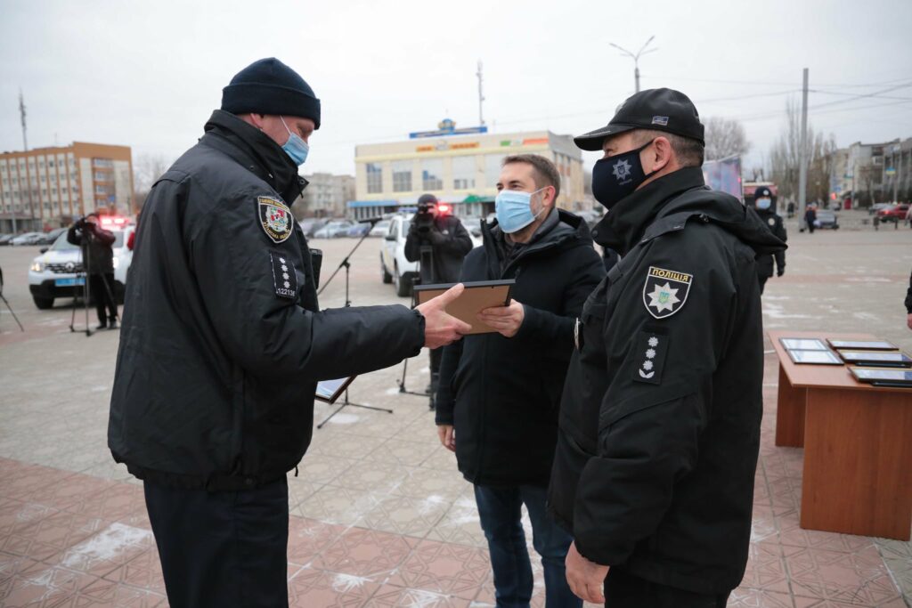 Офицеры полиции четырех ОТГ на Луганщине получили ключи от новых внедорожников