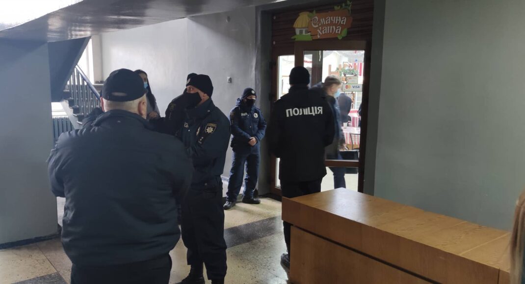 Депутати ОПЗЖ бояться вийти з їдальні Слов'янської міськради: поліція робить коридор