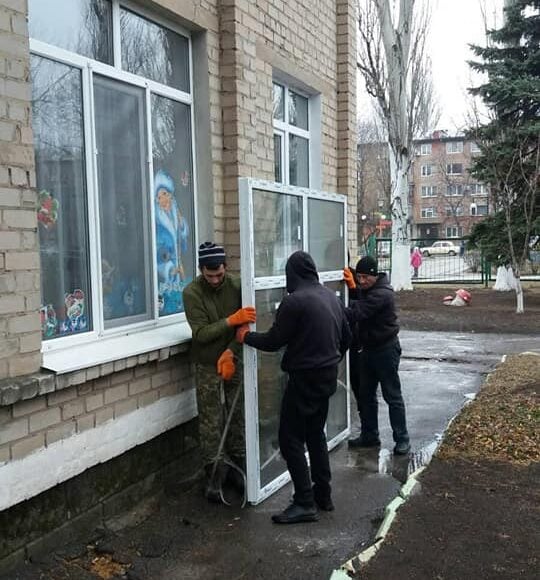 В прифронтовой Авдеевке перед Новым годом в детском саду установят 30 новых окон