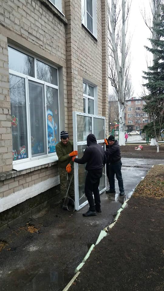 У прифронтовій Авдіївці перед Новим роком у дитячому садку встановлять 30 нових вікон