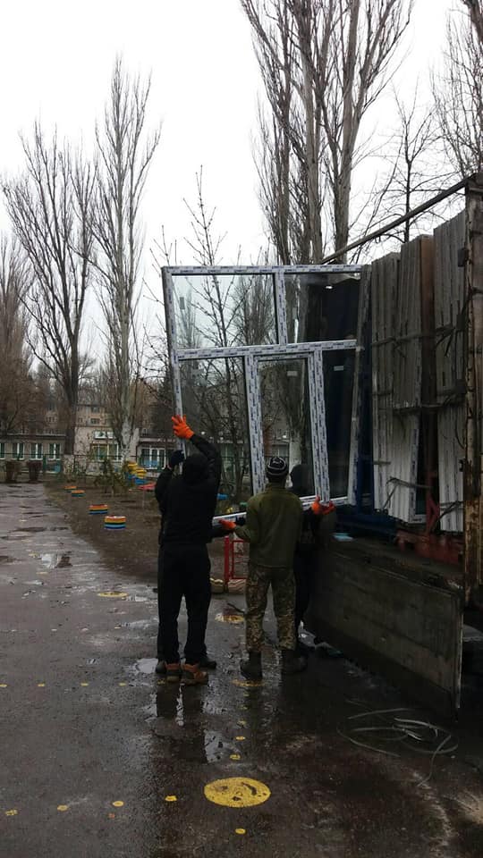 У прифронтовій Авдіївці перед Новим роком у дитячому садку встановлять 30 нових вікон