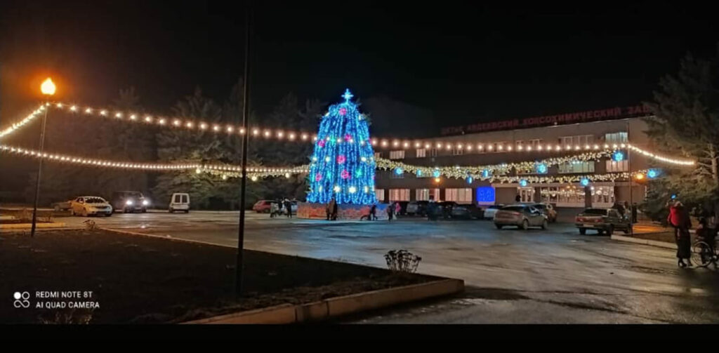 В Авдеевке на площади зажглись огни новогодней елки