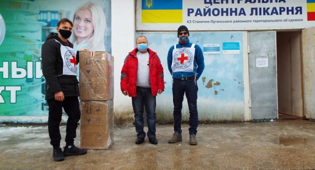 Представители МККК передали в Станицу Луганскую 2 кислородных концентратора для больных COVID-19