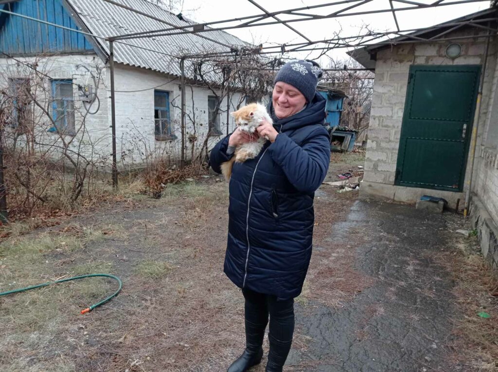 В прифронтовой Волновахе спасатели помогли достать испуганную кошку из колодца