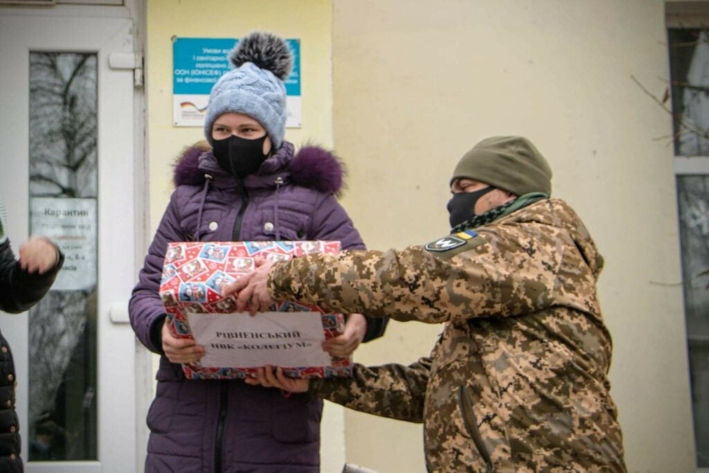 З Рівного до Дня Святого Миколая передали подарунки школярам на Луганщині