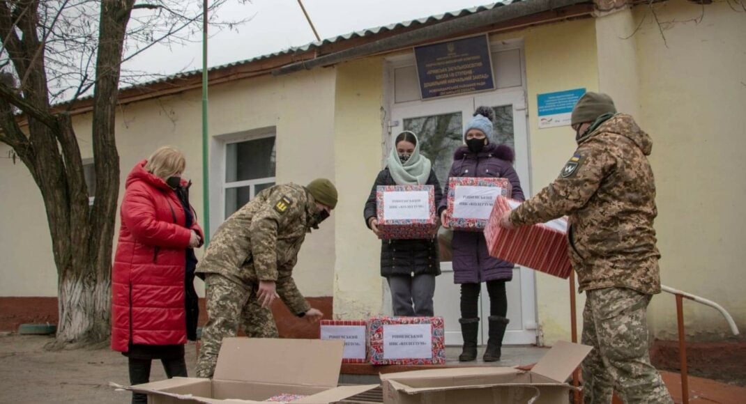 З Рівного до Дня Святого Миколая передали подарунки школярам на Луганщині: фото
