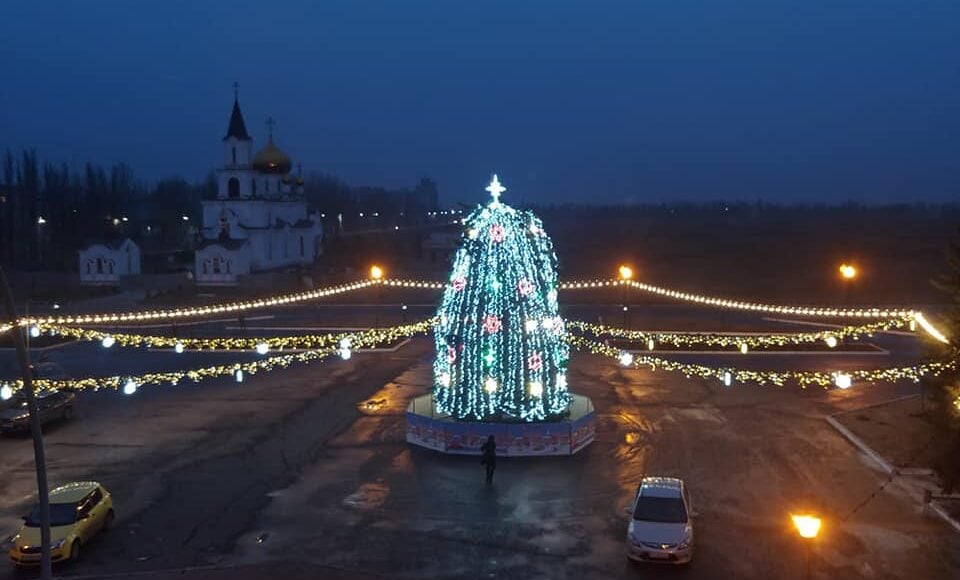 В Авдеевке на площади зажглись огни новогодней елки: фото