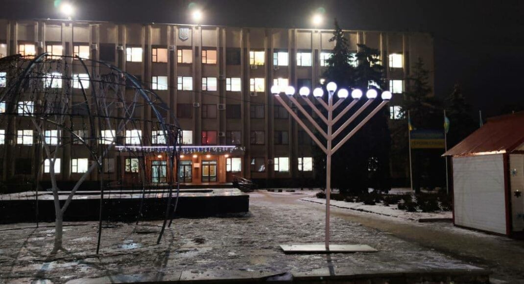 В Славянске еврейская община зажгла последнюю свечу Хануки: фото