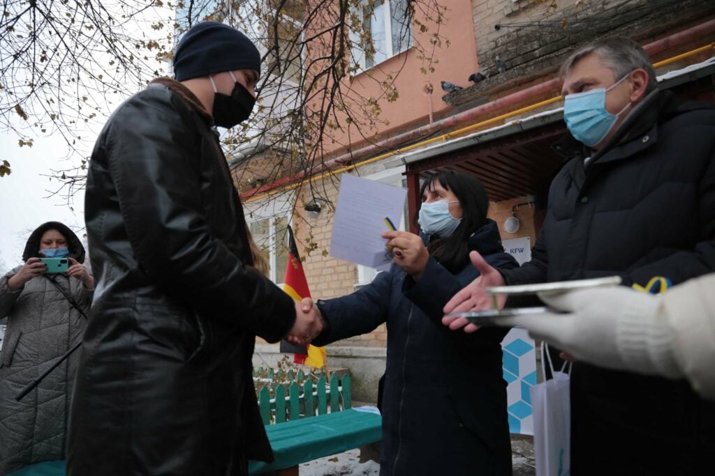 На Луганщине 4 семьи врачей из числа ВПЛ получили квартиры от Германии: фото