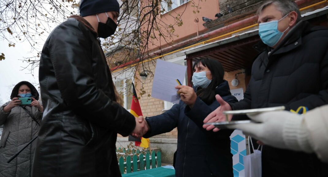 На Луганщине 4 семьи врачей из числа ВПЛ получили квартиры от Германии: фото