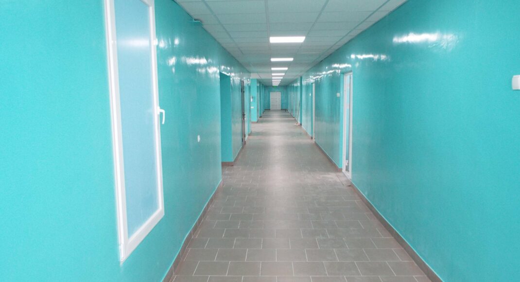 В Станице Луганской отремонтировали больницу: завезут новую мебель
