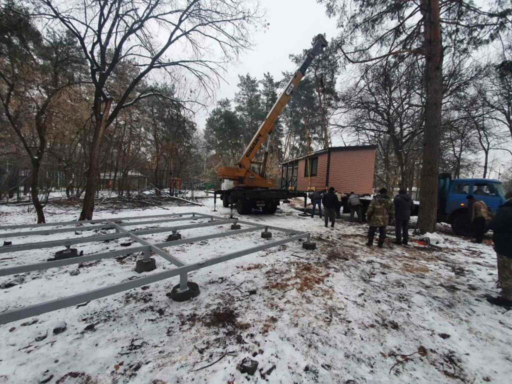 В Щурово зимой начали устанавливать новые домики на базе отдыха НКМЗ