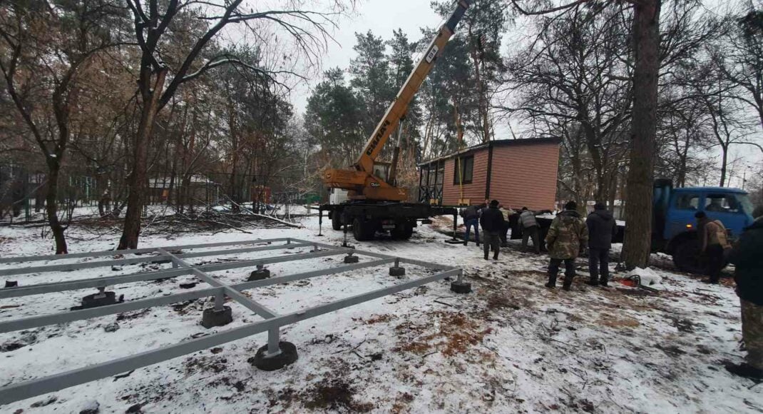 У Щурово взимку почали встановлювати нові будиночки на базі відпочинку НКМЗ: фото