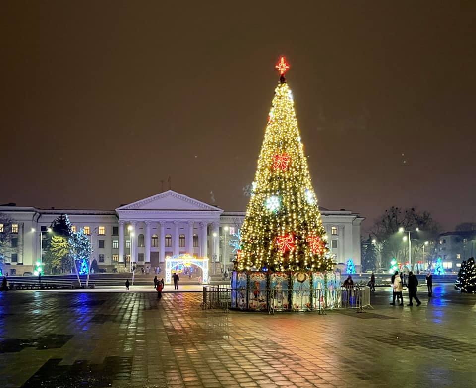 3D фигуры, новогодние фотозоны и светодиоды. На что города Донбасса потратят деньги к Новому году