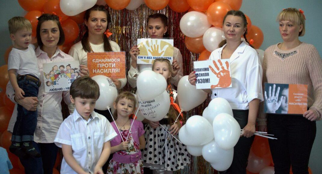 У Сєвєродонецьку в рамках Всесвітньої кампанії "16 днів проти насилля" відбулася фотосесія для дітей: фото
