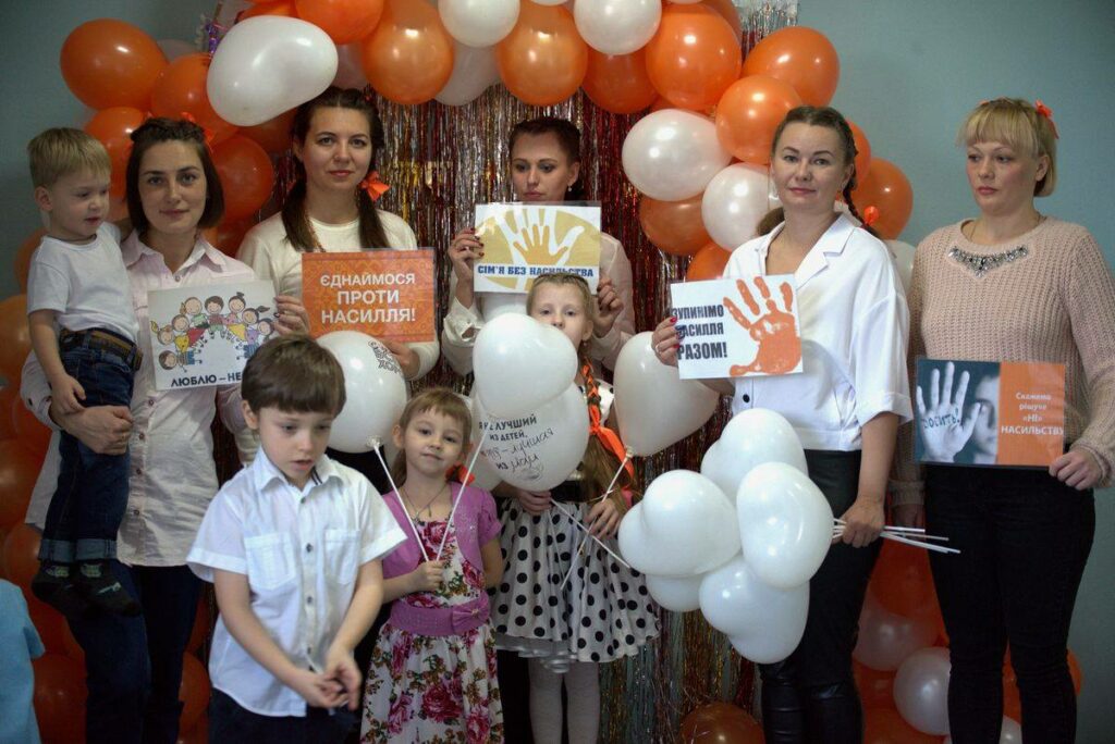 В Северодонецке в рамках Всемирной кампании "16 дней против насилия" провели фотосессию для детей с инвалидностью