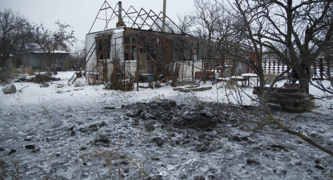 В результаті обстрілу бойовиків одна з мін влучила у двір мирних жителів Водяного на Донеччині