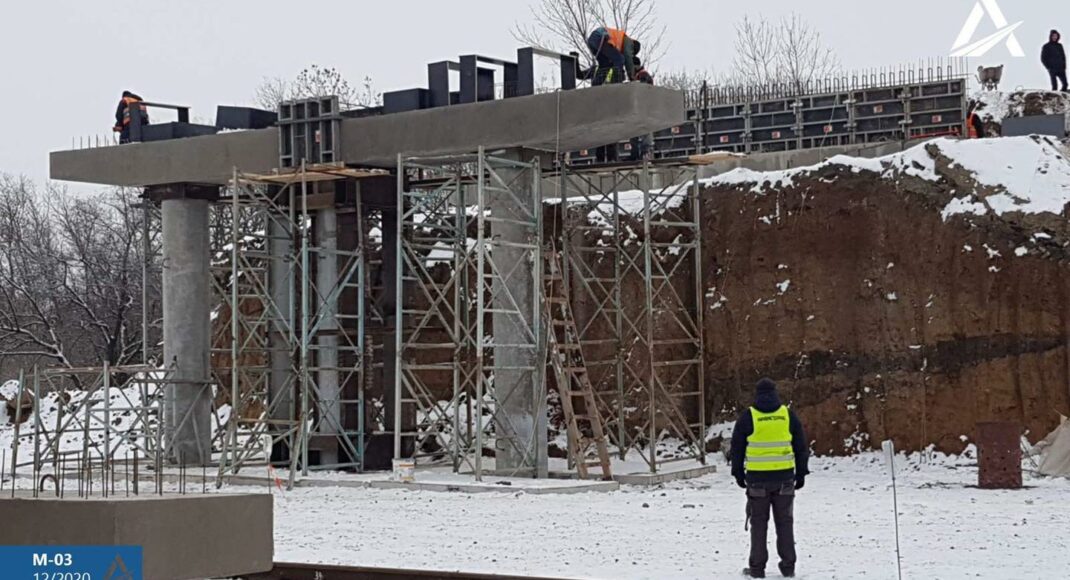 На Донеччині відновлюють зруйнований шляхопровід на трасі М-03 (фото)