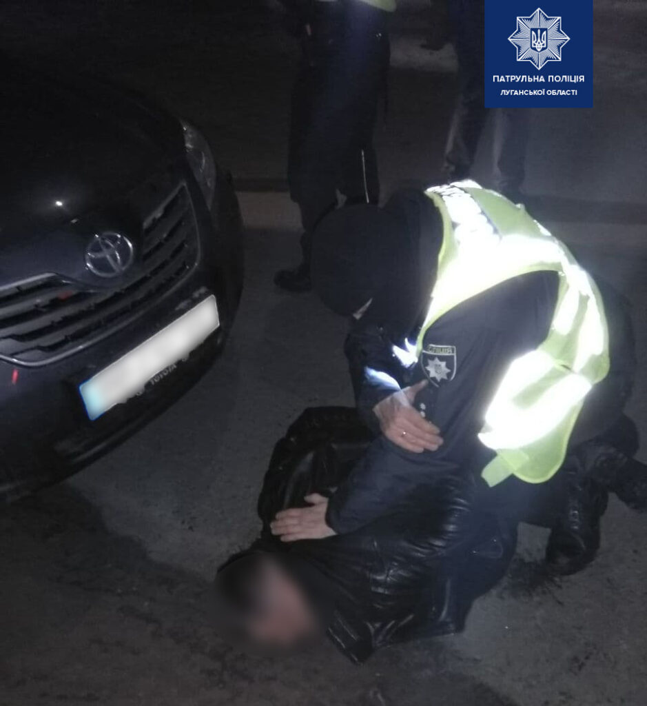 В Рубежном пьяные автомобилисты подрались с полицейскими