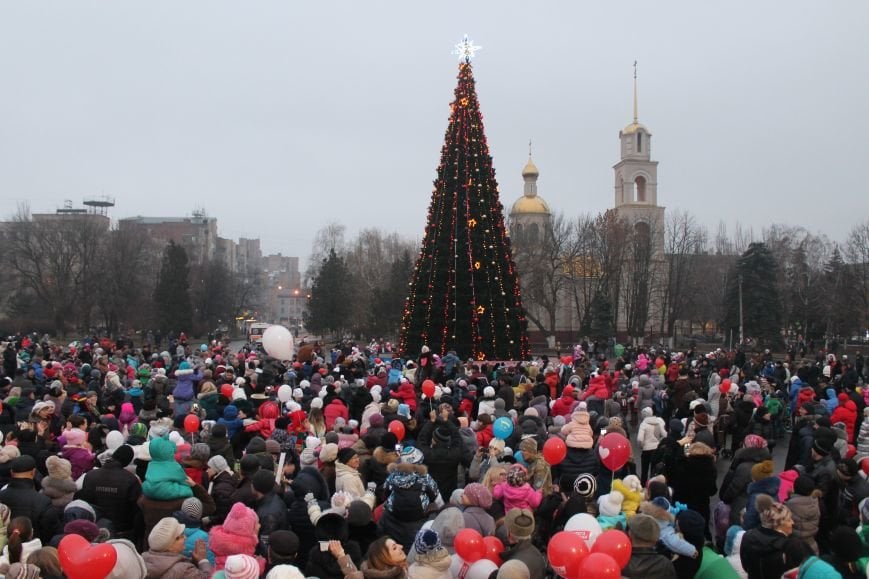 В Славянске в массовке и без масок провели торжественное открытие городской елки: фото