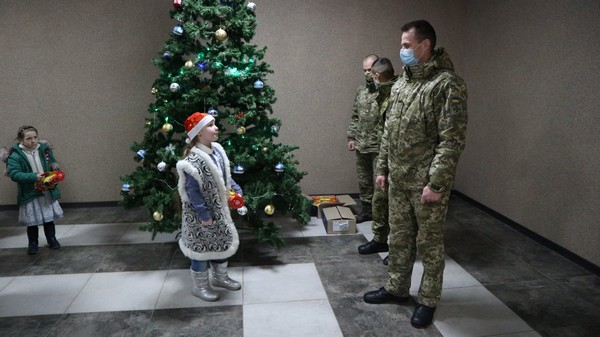 Дети прифронтовой Марьинки получили подарки от пограничников