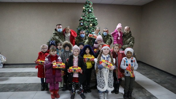 Военные привезли детям в прифронтовую Марьинку новогодние подарки