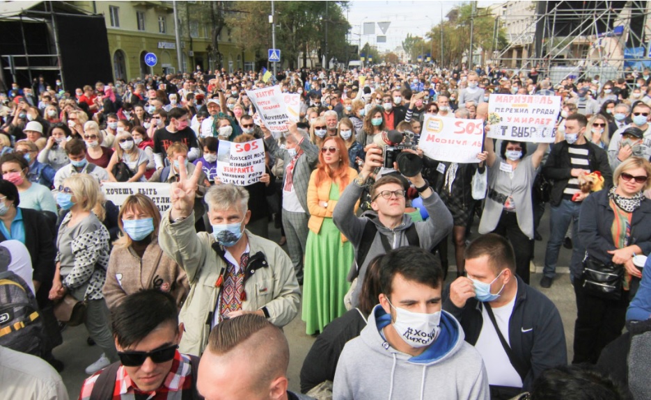 Символом эко-протеста в Мариуполе стала медицинская маска. Мариупольцы шутят, что носили ее задолго до того, как это стало мейнстримом