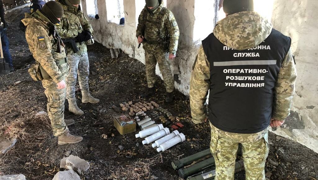 На покинутій фермі в Донецькій області знайшли арсенал зброї